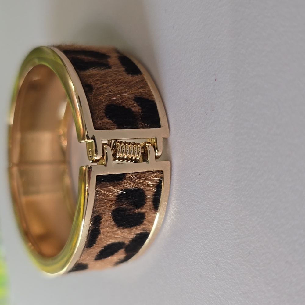 Avon Leopard Faux Fur Gold Tone Hinged Bangle Bracelet NIB - Picture 4 of 8
